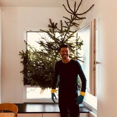 Oliver Berben 7. Januar 2020  Wohin mit dem Weihnachtsbaum? Das fragt sich auch Filmproduzent Oliver Berben. Kurzerhand versucht er seinen Tannenbaum durch das Fenster zu entsorgen. Das riesige Exemplar ist dafür aber leider viel zu groß. Das muss auch der Sohn von Schauspielerin Iris Berben einsehen, der sein Dilemma mt Humor nimmt und allen seinen Instagramfans ein fröhliches Knutfest wünscht.