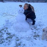 Die Tochter von Schauspielerin Veronica Ferres und Produzent Martin Krug ist so aufgeregt über den ersten Schnee, dass Lilly Krug doch glatt im Schlafanzug in den Schnee stürmt. Der Kuss für den Schneemann ist in der Eile aber noch drin.