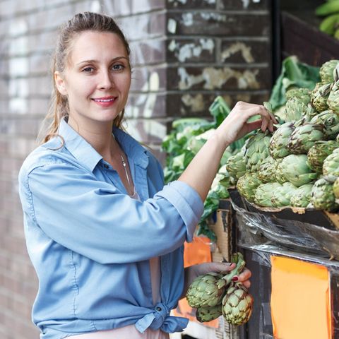 Abnehmen durch Bitterstoffe, Frau, Markt, Gemüsestand