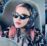 Madonna ist mit einer Charity-Organisation in Malawi. Kopftuch und dunkle Sonnenbrille erwecken den Eindruck, sie wolle sich verstecken. Es ist jedoch fraglich, ob sie mit ihren pinken Haaren und in diesem Aufzug nicht eher auffällt vor Ort. 