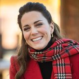 Die Corona-Pandemie und der Megxit prägten das Jahr 2020 – ihr Strahlen hat Herzogin Catherine jedoch nicht verloren! Das natürliche Lächeln und der gesunde Teint werden von einem dezenten Make-up unterstrichen, ihre beneidenswerte Mähne hat sie halb hochgesteckt. 