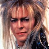 Mit "Labyrinth" erschuf Jim Henson 1986 einen echten Filmklassiker. David Bowie lieferte nicht nur die Musik dazu, sondern spielte auch selbst die Rolle des "Königs der Kobolde", mit mittlerweile ikonischem Look.