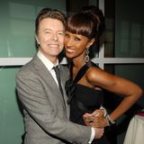 Mit dem Topmodel Iman und der Heirat 1992 kam nicht nur die große Liebe in das Leben von David Bowie, sondern von da an auch eine sehr konstante Eleganz in Kleidungsfragen, die er bis zu seinem Tod beibehalten hat. Das Bild zeigt die beiden 2007 bei einer Award-Verleihung in New York.