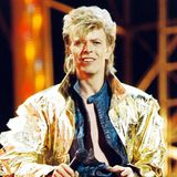 In den 1980ern wird es für David Bowie nicht nur musikalisch richtig poppig, "Let's Dance" ist bis heute einer seiner erfolgreichsten Hits, auch der Look ist unübersehbar Achtziger! Hier performt er während seiner "Glass Spiders"-Tour im Londoner Wembley Stadium.