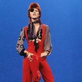 Mit "Ziggy Stardust" hatte David Bowie ab 1972 eine überlebensgroße Rockfigur erschaffen, mit der er sich von der damaligen Eintönigkeit in der Musikwelt abheben wollte. Diese Kostümvariante, eine von vielen, zeigt Bowie schon zum Ende dieser hin, 1974 in der niederländischen TV-Show TopPop, wo er "Rebel Rebel" performte.