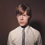 Mitte der 1960er Jahre trat David Bowie noch unter dem Bühnen Davy (oder Davie) Jones auf, und bis auf seine prägnanten Augen konnte man von seinem damals so braven Look noch nicht auf seine zukünftige Kreativität und Wandelbarkeit schließen. Es war jedoch der Beginn seiner Weltkarriere