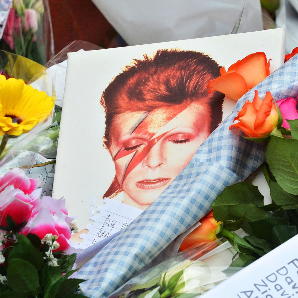 Der plötzliche Krebstod von David Bowie am 10. Januar 2016 schockierte Millionen Fans, weltweit wurde seiner gedacht, und nicht selten war dabei das legendäre Albumcover von "Aladdin Sane" von 1973 zu sehen. Make-up-Artist war damals Pierre Laroche, fotografiert hat das bis dahin teuerste Cover, inklusive Shooting und aufwändigem Druck, der englische Fotograf Brian Duffy.