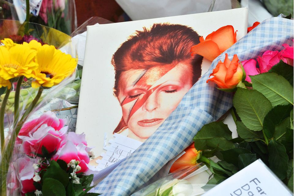 Der plötzliche Krebstod von David Bowie am 10. Januar 2016 schockierte Millionen Fans, weltweit wurde seiner gedacht, und nicht selten war dabei das legendäre Albumcover von "Aladdin Sane" von 1973 zu sehen. Make-up-Artist war damals Pierre Laroche, fotografiert hat das bis dahin teuerste Cover, inklusive Shooting und aufwändigem Druck, der englische Fotograf Brian Duffy.