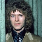 Mit "Space Oddity", das 1969 fünf Tage vor dem Start der Mondrakete Apollo 11 veröffentlicht wurde, erschuf David Bowie einen weltweiten Klassiker. Seine Lockenpracht von damals ist auch auf dem Albumcover festgehalten.