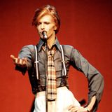 Aus "Ziggy Stardust" wurde langsam der "Thin White Duke" von 1976. Der Wandel von der Glamrock-Rolle zur eleganteren Persona im Anzug ist an diesem Look bei einem Auftritt in der New Yorker Radio City Music Hall gut zu sehen.