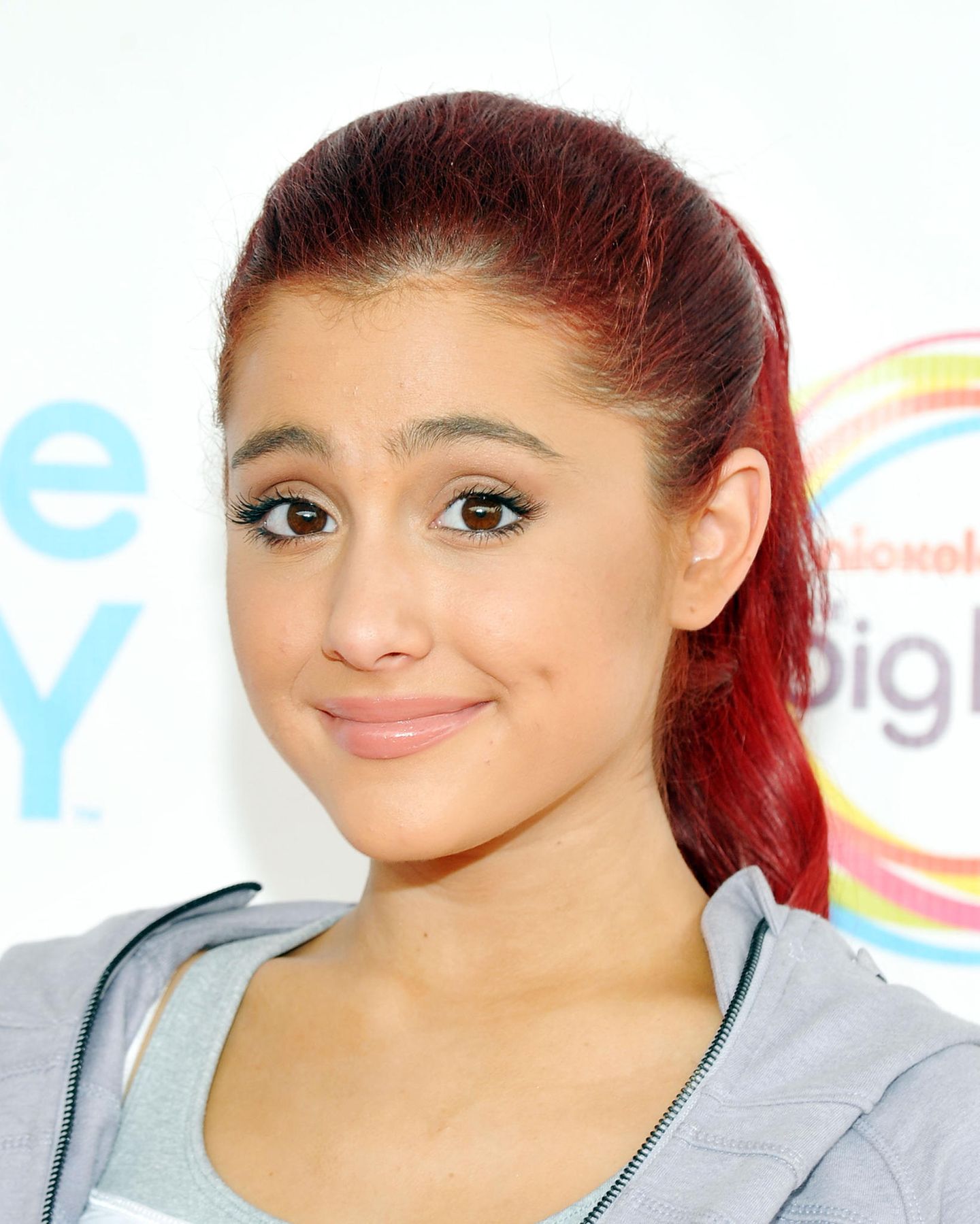 Wen haben wir denn da? 2011 hätte man Sängerin Ariana Grande beinahe nicht erkannt. Unschuldiges Lächeln, rote Haare und Kapuzensweatshirt. Es gibt allerdings noch mehr Dinge, die an ihr heute ganz anders sind.
