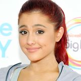 Wen haben wir denn da? 2011 hätte man Sängerin Ariana Grande beinahe nicht erkannt. Unschuldiges Lächeln, rote Haare und Kapuzensweatshirt. Es gibt allerdings noch mehr Dinge, die an ihr heute ganz anders sind.