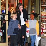 Gerne gemeinsam shoppen gegangen, sind Angelina Jolie und ihre Kids Shiloh und Zahara immer schon gerne. Bei einer Einkaufstour im November 2014 waren die beiden aber noch fast zwei Köpfe kleiner als ihre weltberühmte Mama.