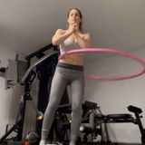 Bei ihrer Sport-Routine schwört Angelina Pannek jetzt auf den Hula-Hoop-Reifen. Wer kennt ihn nicht aus Kindheitstagen? 