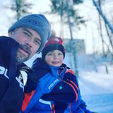 Josh Duhamel und sein Sohn Axl machen die Gegend auf einem Schneemobil unsicher. Zum Abschluss wird noch ein Erinnerungsfoto an den schönen Wintertag gemacht. 