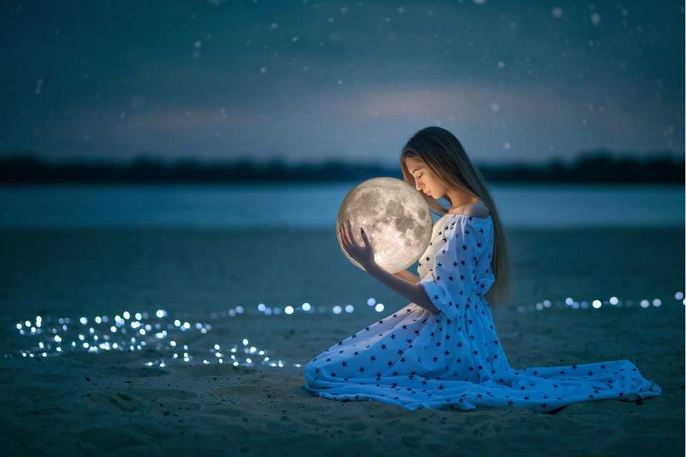 Frau hält einen Mond in der Hand 