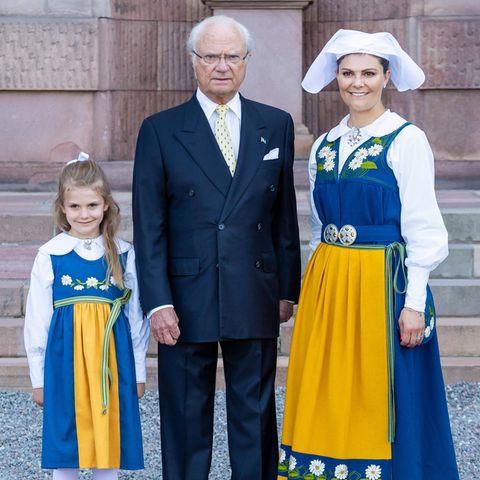 Die Gegenwart und die Zukunft der schwedischen Monarchie: König Carl Gustaf mit seiner Enkelin Prinzessin Estelle und seiner Tochter Prinzessin Victoria.