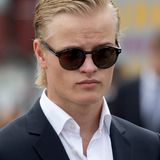 Während der Jubiläumstour des norwegischen Königspaars im Sommer 2016 legt Marius mit Sonnenbrille und zurückgegelten Haaren einen besonders coolen Auftritt hin. 