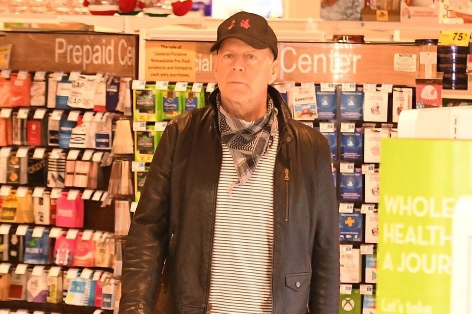 Bruce Willis: Bruce Willis ohne Maske in einer Apotheke in Los Angeles Bruce Willis ohne Maske in einer Apotheke in Los Angeles