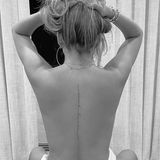 Liebe geht unter die Haut – zumindest bei Chrissy Teigen. Das Model hat seinen Ehemann John Legend nun mit einer ganz besonderen Geste überrascht und sich den Titel seines neues Songs auf die Wirbelsäule stechen lassen. Der Tattookünstler Winter Stone postete das Foto auf seiner Instagramseite und schreibt dazu: "Was für eine Ehre, Chrissy mit diesem "Ooh Lala"-Tattoo zu segnen. John hat diesen sexy Song für sie geschrieben, es war also vollkommen klar, dass sie ihn sich auf den Rücken tätowieren lässt, oder? " Dem können wir nur zustimmen!