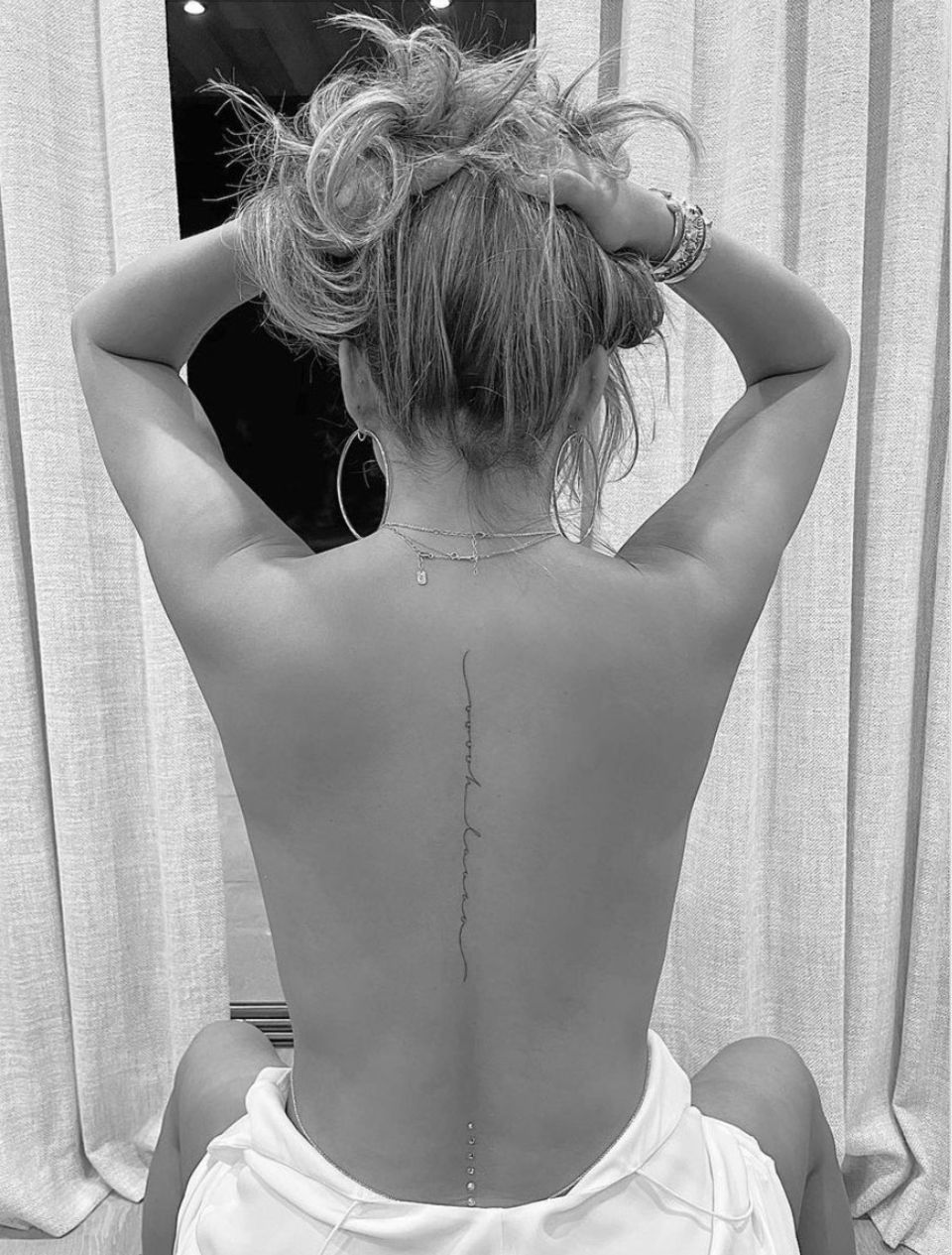 Liebe geht unter die Haut – zumindest bei Chrissy Teigen. Das Model hat seinen Ehemann John Legend nun mit einer ganz besonderen Geste überrascht und sich den Titel seines neues Songs auf die Wirbelsäule stechen lassen. Der Tattookünstler Winter Stone postete das Foto auf seiner Instagramseite und schreibt dazu: "Was für eine Ehre, Chrissy mit diesem "Ooh Lala"-Tattoo zu segnen. John hat diesen sexy Song für sie geschrieben, es war also vollkommen klar, dass sie ihn sich auf den Rücken tätowieren lässt, oder? " Dem können wir nur zustimmen! Liebe geht unter die Haut – zumindest bei Chrissy Teigen. Das Model hat seinen Ehemann John Legend nun mit einer ganz besonderen Geste überrascht und sich den Titel seines neues Songs auf die Wirbelsäule stechen lassen. Der Tattookünstler Winter Stone postete das Foto auf seiner Instagramseite und schreibt dazu: "Was für eine Ehre, Chrissy mit diesem "Ooh Lala"-Tattoo zu segnen. John hat diesen sexy Song für sie geschrieben, es war also vollkommen klar, dass sie ihn sich auf den Rücken tätowieren lässt, oder? " Dem können wir nur zustimmen!