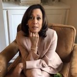 Dass Kamala Harris bei ihren Outfits nichts dem Zufall überlässt, ist bekannt. Doch ihr neuster Look, den sie am Tag des zweiten Amtsenthebungsverfahrens (engl. Impeachment) gegen noch Präsident Donald Trump trägt, toppt bisher alles. Denn nicht ohne Grund greift die zukünftige Vizepräsidentin zu einem Anzug in der Farbe Peach und kombiniert ihn mit mintfarbenen Socken. Dass die beiden Farben quasi das Wort "Impeachment" ergeben, ist definitiv kein Zufall. Doch nicht nur mit der Farbe ihrer Socken setzt Harris ein klares Statement...