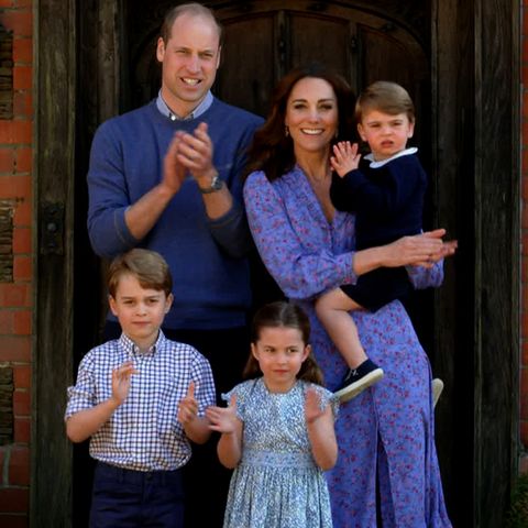 Prinz William und Herzogin Catherine klatschen während des Corona-Lockdowns im April 2020 für den National Health Service, das staatliche Gesundheitssystem in Großbritannien.