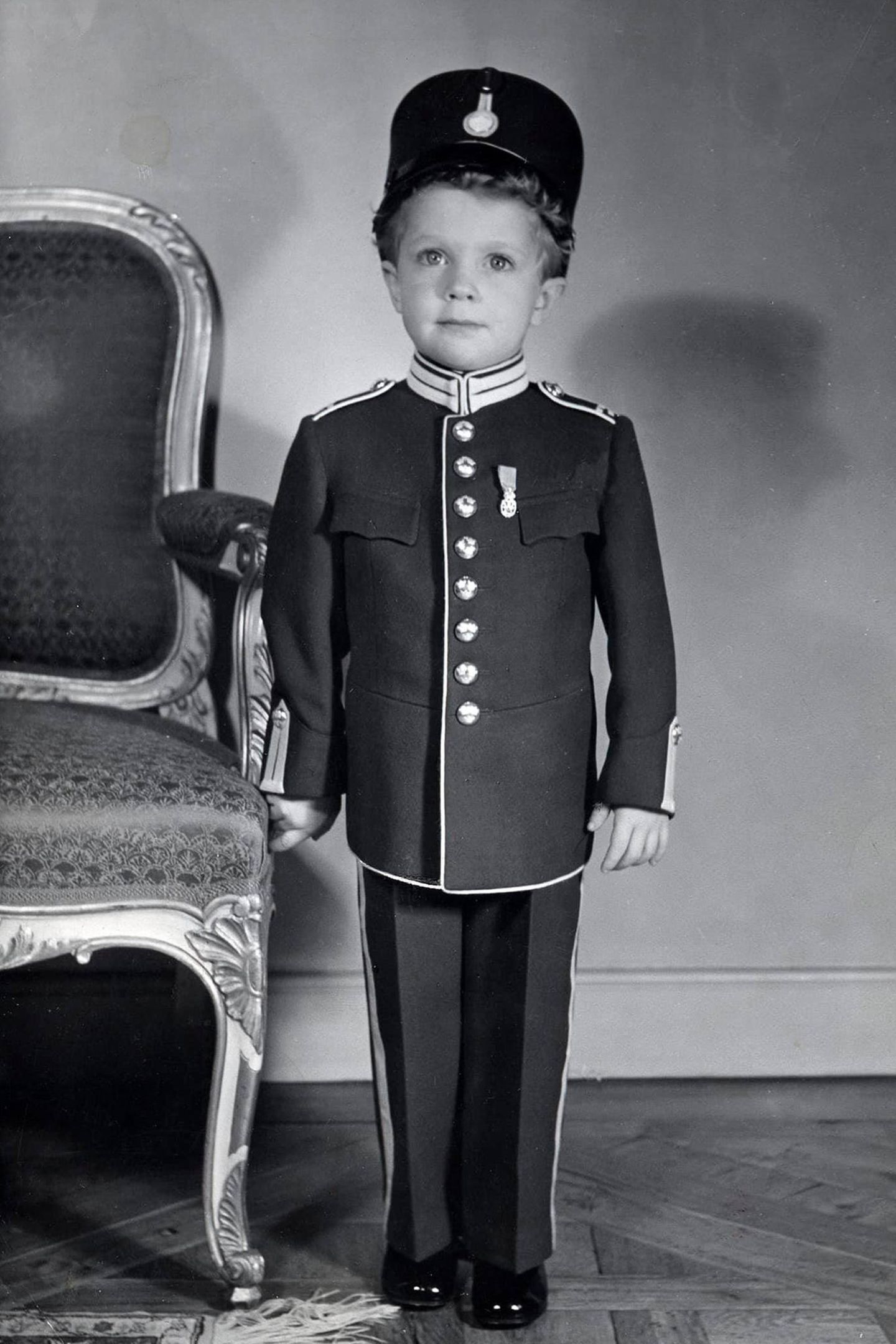 Die Leibgarde ist die größte Einheit der schwedischen Streitkräfte, sie bewacht und beschützt die Königsfamilie und die Paläste. Und der kleine Carl Gustaf sieht in der Paradeuniform selbst ziemlich schnieke aus.