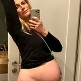 "Irgendwann macht es PENG", schreibt Nina Bott unter dieses Spiegelselfie mit XXL-Babykugel. Die Schauspielerin ist in der 39. Schwangerschaftswoche und bekommt bald ihr viertes Kind. Sie genießt sichtlich ihre Schwangerschaft und sieht absolut zufrieden aus. 