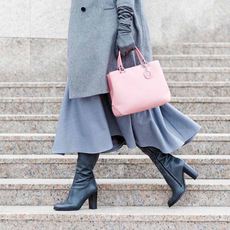 Kleid im Winter kombiniert, Winter-Outfit mit Handschuhen, Handtasche und Stiefeln