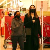16. Januar 2021  Herrlich normal: Angelina Jolie geht zusammen mit Tochter Zahara ganz entspannt im Supermarkt einkaufen. Mit den Masken erkennt man sie aber auch kaum.