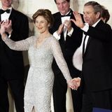 Wow! Und auch am Abend zieht die First Lady alle Blicke auf sich. In einem aufwendig bestickten Ballkleid von Oscar De La Renta mit V-Ausschnitt und Beinschlitz schwingt Laura Bush das Tanzbein.