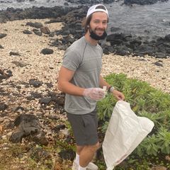 Gemeinsam mit der "Pacific Whale Foundation" beteiligt sich Patrick Schwarzenegger an einem Beach clean up und hält die Küste von Maui sauber.  