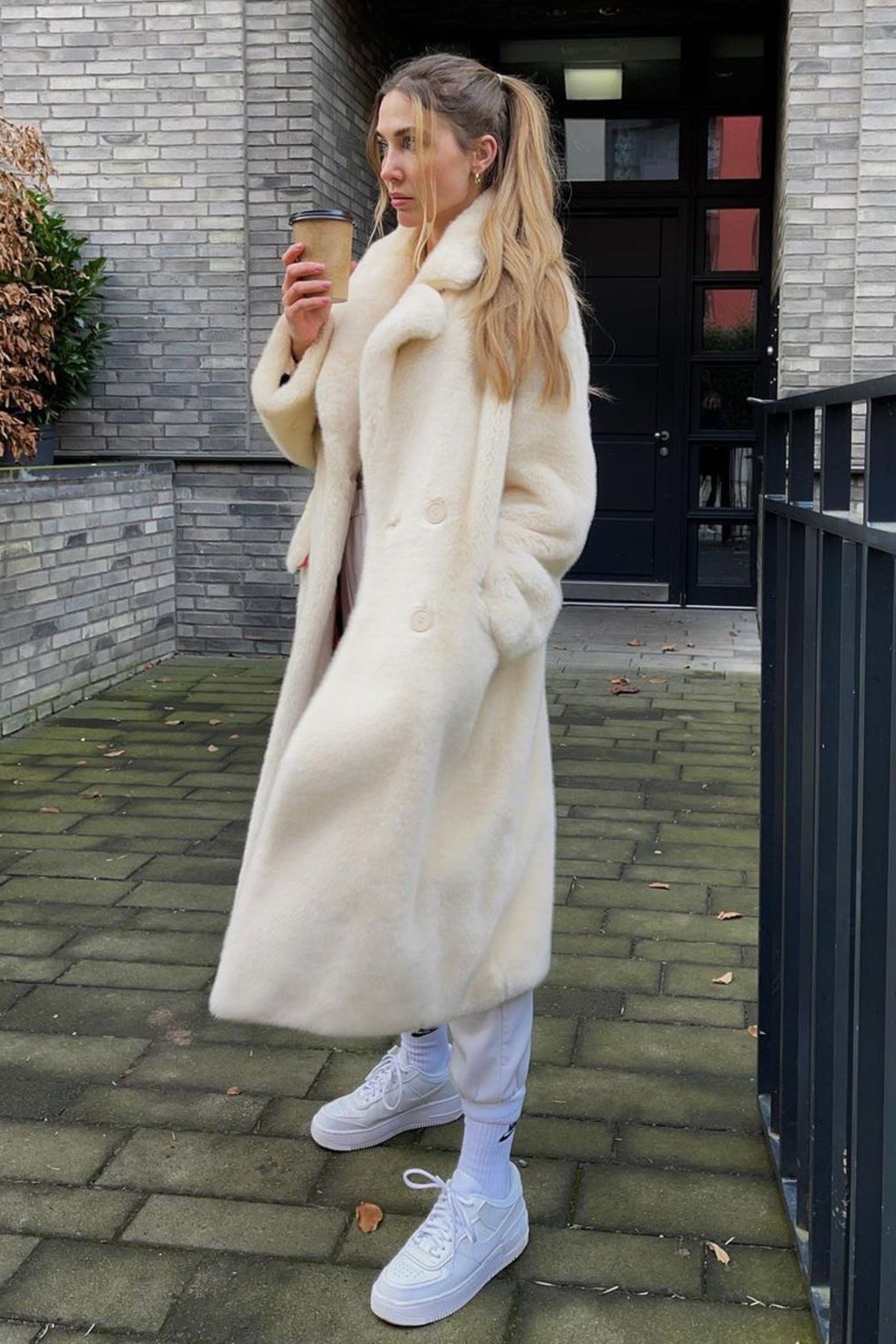 In einen kuscheligen Mantel gehüllt trotzt Ann-Kathrin Götze mit einem Kaffee in der Hand der Kälte. 
