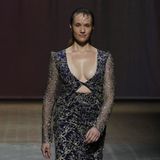 Na, hätten Sie dieses Model erkannt? Wer sich die Show von Lana Mueller angeschaut hat, dem ist vielleicht ein bekanntes Gesicht auf dem Laufsteg aufgefallen. Die frisch gebackene Ehefrau von Schauspieler Marc Barthel und frühere Bacherlorette Anna Hofbauer gibt bei der Modenschau im Rahmen der Berliner Fashion Week ihr Laufstegdebüt. Im engen Kleid mit Cut-Outs stiehlt sie auf jeden Fall so einigen Profimodels die Schau.