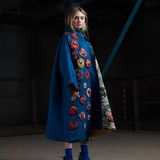Nur wenige Wochen nach ihrem großen Durchbruch im Zuge ihres "Vogue"-Covers ist Leni Klum jetzt schon der Star der MBFW. Als Gesicht des Berliner Salons zeigt sie die Mode verschiedener deutscher Designtalente, die ihre Kollektionen in einer Gruppenausstellung zeigen. Hier trägt sie einen Look von Rianna + Nina.