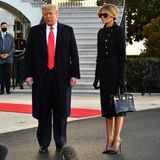 Auch bei der Wahl ihrer Accessoires bleibt sich Melania Trump treu: Die sind elegant und sehr teuer. Zu schwarzen Louboutin-Heels und schwarzen Handschuhen trägt sie eine schwarze Sonnenbrille und hält eine Birkin-Bag von Hermès aus Krokodilleder in Schwarz, Kostenpunkt angeblich rund 70.000 Dollar. 