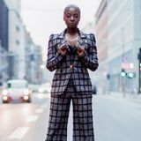 Und auch außerhalb des Laufstegs gab es so Einiges zu sehen. Moderatorin Nikeata Thompson sieht in ihrem Lana Mueller Power-Suit großartig aus!