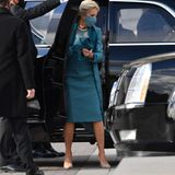 Adleraugen haben es vielleicht gemerkt: Jill Biden hat ihre Accessoires gewechselt. Bei der Ankunft am Kapitol trägt sie noch beigefarbene Pumps von Jimmy Choo und eine zum Mantel passende Clutch. 