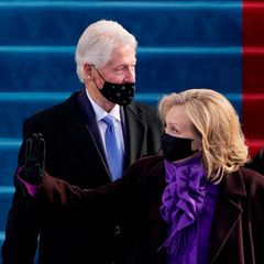 Bill und Hillary Rodham Clinton sind der Einladung ebenfalls gefolgt. Sie waren von 1993 bis 2001 im Amt. Der Mund-Nase-Schutz des Ex-Präsidenten hängt etwas schief – macht nichts's, die Gattin wird es sicher gleich richten.