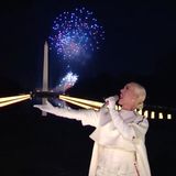 Katy Perry interpretiert ihren Welt-Hit "Firework" als Ballade – und über ihr verwandelt ein Feuerwerk den Himmel in ein gigantisches Farbenmeer. Es ist der wohl eindrucksvollste Auftritt in der Karriere der Sängerin und dürfte Millionen von Zuschauern einen Schauer über die Haut fahren lassen. 
