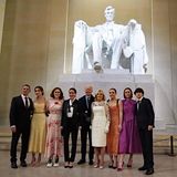Joe Biden und First Lady Jill Biden posieren mit ihrer Familie vor der Statue von Abraham Lincoln beim "Celebrating America" ​-Event am Abend des 20. Januar 2021..