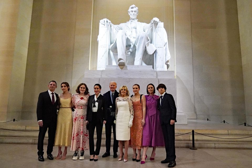 Joe Biden und First Lady Jill Biden posieren mit ihrer Familie vor der Statue von Abraham Lincoln beim "Celebrating America" ​-Event am Abend des 20. Januar 2021..