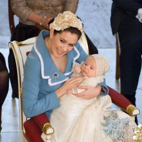 21. Januar 2006  Der kleine Dänen-Prinz Christian Valdemar Henri John fühlt sich während seiner Taufe in der Kapelle von Schloss Christiansborg einen Moment lang gar nicht wohl. Seine Mutter Prinzessin Mary schafft es aber schnell, ihren Erstgeborenen wieder zu beruhigen.