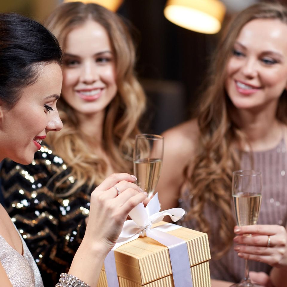 Junge Frauen mit Geschenk. Frauen feiern, Frauen beschenken sich