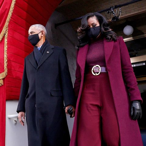 Schon in der Vergangenheit setzte die Juristin auf Outfits des aufstrebenden Jungdesigners. Zu diesem Power-Look kombiniert sie Lederhandschuhe, Schuhe und Maske in Schwarz. Die Haare fallen in glamouröse Föhn-Wellen auf ihre Schultern.