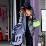 Lässig, wie man es inzwischen von dem Supermodel gewohnt ist: Bei ihrem All-Black Outfit mit Plateau-Boots und Schlaghose zeigt sie Dekolleté. Der graue Mantel lockert den Look nochmal auf. Mit diesem Style bringt sie ihre Tochter Lea in die Kita.