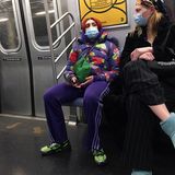 Lässig Bahn fahren kann Madonnas Tochter Lourdes ziemlich gut. Auffällig farbenfroh gestylt kann sie es sich in der derzeit nicht ständig überfüllten New York U-Bahn richtig bequem machen. Und mit der Maske erkennen sie ohnehin nur die ganz aufmerksamen Paparazzi.