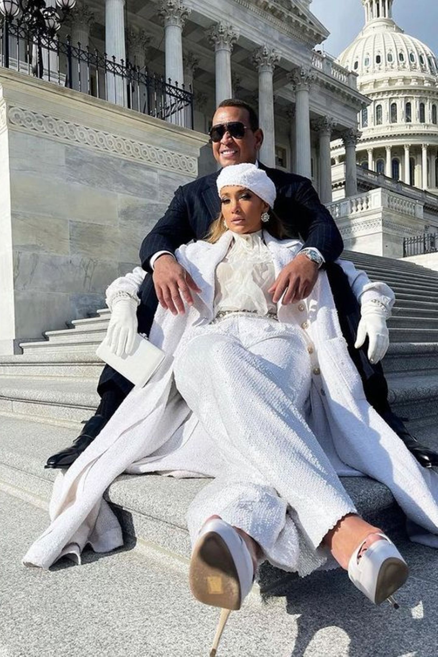 Natürlich ist auch ihr Verlobter Alex Rodriguez dabei, um seiner Liebsten zuzuhören. Gemeinsam posieren die beiden auf den Treppen vor dem Kapitol. 