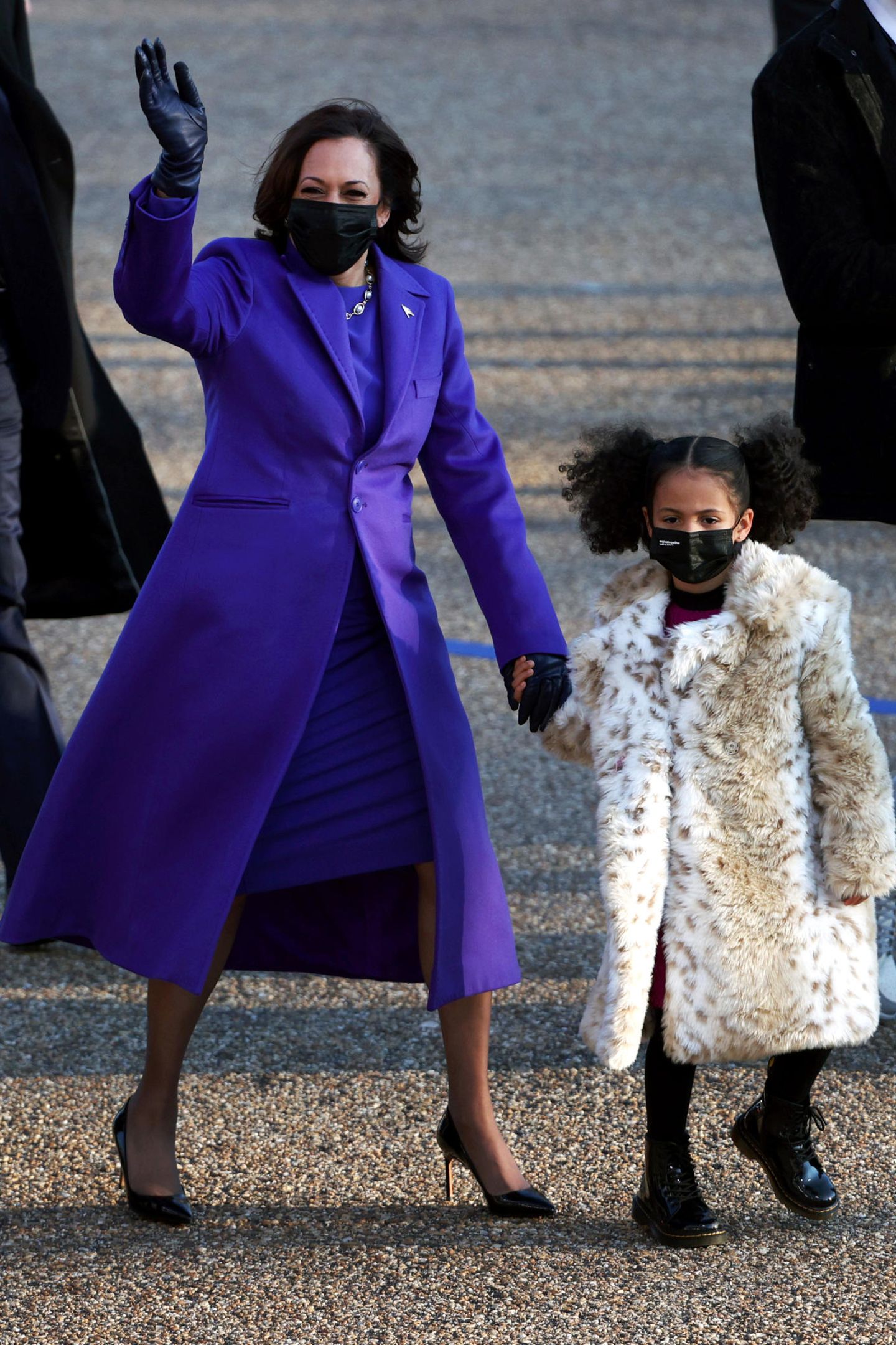 Kamala Harris hat eine stylische Begleitung an der Hand. Ihre Großnichte Amara trägt einen Fake-Fur-Mantel mit Animal-Print. Die Geschichte dahinter ist rührend: Ein Foto aus Kindertagen zeigt Kamala in einem ähnlichen Modell, "sie wollen aussehen wie Tantchen", schreibt deren Mama stolz dazu auf Instagram. 